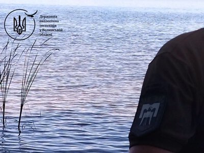 Екологи взяли проби води в озері Світязь для перевірки через скарги відпочивальників