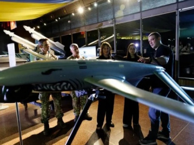 Міністерка фінансів Британії привезла до Києва допомогу і пограла в шахи у парку Шевченка