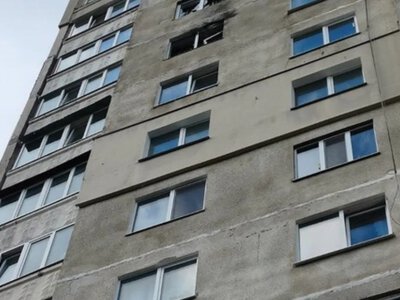 російський БПЛА влучив у багатоквартирний будинок у Харкові, жінка зазнала стресу