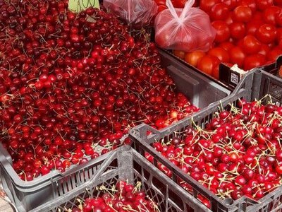 Черешня и клубника в Харьковской обл дешевеет: Рынки завалены