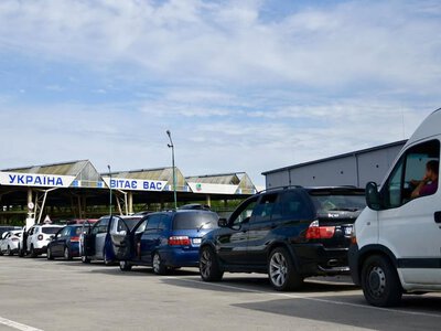 На польському кордоні в чергах стоїть 50 авто і 11 автобусів