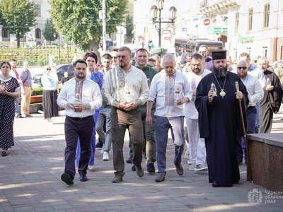 У Чернівцях на центральній площі урочисто відзначили День Конституції