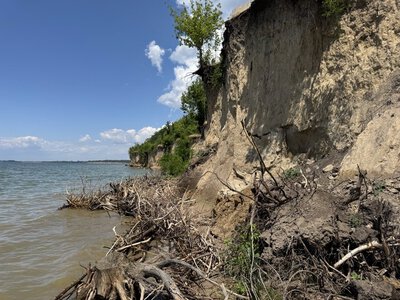 До найближчого будинку 30 метрів: Кременчуцьке водосховище руйнує берег
