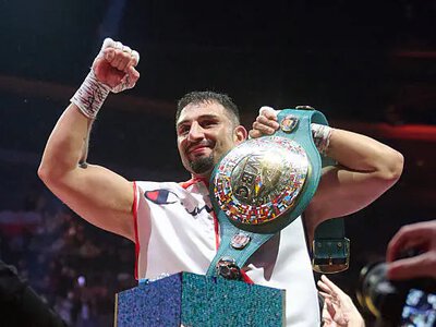 Офіційно: WBC назвала нового чемпіона світу після відмови Усика від титулу