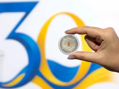 НБУ випустив пам'ятну срібну монету до 30-річчя Конституції України