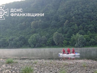 На Дністрі другу добу рятувальники шукають підлітка