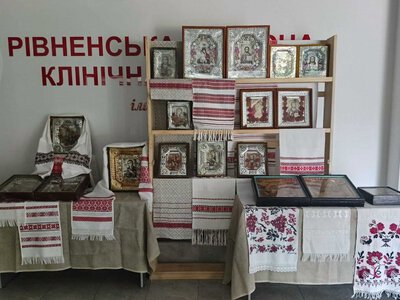У Рівненській обллікарні відкрили виставку фольгових ікон із приватної колекції родини Рачковських