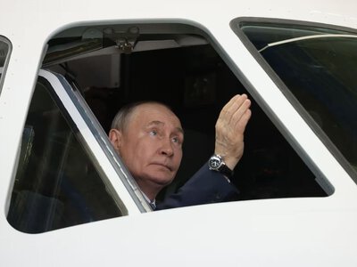 Путіна спіймали на дивних жестах у літаку: що потрапило на фото