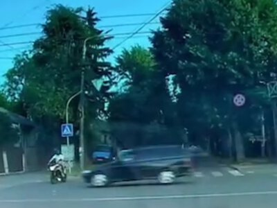 У Житомирі водій на високій швидкості проігнорував червоне світло та збив скутер з людьми