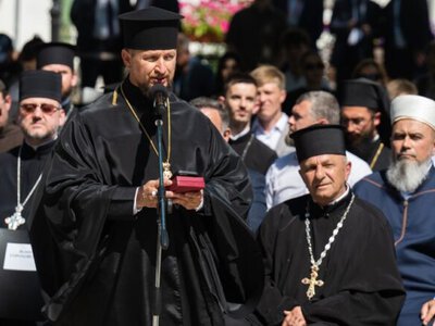 Молилися за мир і відновлення України: в День Конституції в Києві відбулася міжконфесійна молитва
