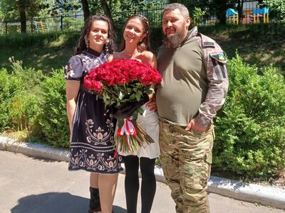 У Тернополі боєць ЗСУ розчулив мережу сюрпризом на випускному доньки
