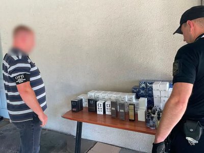Італійський рейс на Франківщину та «подарунки» з Туреччини: у «Шегинях» та «Смільниці» затримали контрабандну парфумерію