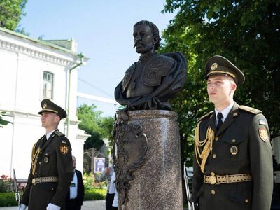 Церемонія святкування 30-річчя Конституції в Києво-Печерській Лаврі символізує остаточний розрив з радянським/російським минулим