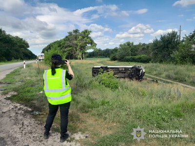 В аварії на Сумщині загинув водій легковика, вісім пасажирів мікроавтобусу, серед яких троє дітей – поранені: поліція встановлює обставини смертельної ДТП