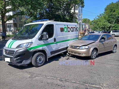 Інкасаторський автомобіль не пропустив Chevrolet у центрі Миколаєва - рух утруднений