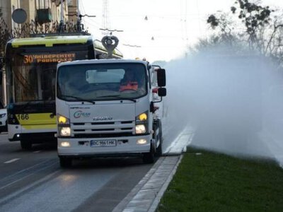 Вулиці Львова через спеку щогодини поливають водою