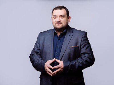 НАБУ затримало чинного народного депутата від “Слуги народу” Сергія Кузьміних у справі про корупцію на медичних закупівлях