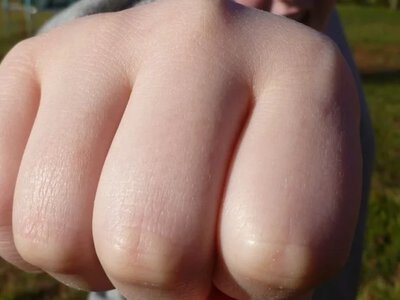 Студент із Калуша побив школяра через плітки про дівчину і тепер заплатить 40 тисяч гривень