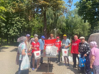 У Гайсині волонтери «Української команди» продовжують передавати продуктові набори тим, хто потребує допомоги