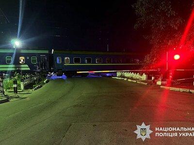 У Хмельницькому автомобіль зіткнувся з потягом: двоє загиблих та двоє постраждалих