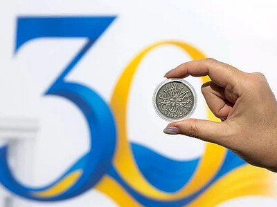 НБУ випустив пам'ятну срібну монету до 30-річчя Конституції України: як вона виглядає (фото)