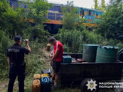 На Рівненщині двоє чоловіків викрали з локомотиву майже тонну дизпалива