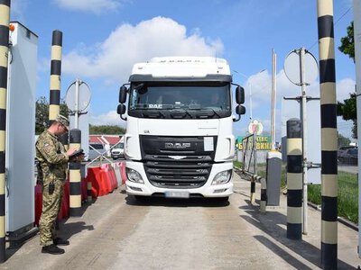 Прикордонники пояснили, що відбуватиметься на кордоні Буковини через заборону руху вантажівок Румунією