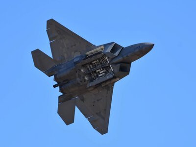 F-22 підлітає майже невидимим: на якій відстані ворог здатен його помітити