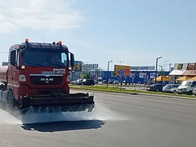 Аномальна спека у Ковелі: спецтехніка поливає варшавську трасу