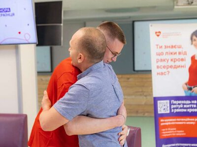 Історія донора: чоловік врятував хлопця і через три роки вони зустрілися