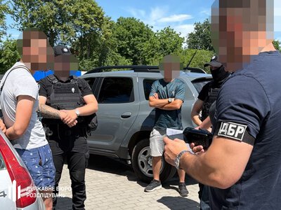 На Прикарпатті ДБР викрило військового, який продавав автомати, гранати та дрон