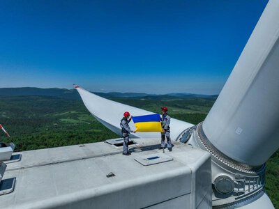 До Дня Конституції український прапор підняли на вершину вітротурбіни