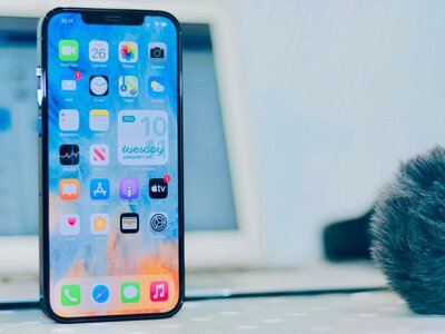 Екран iPhone гасне на сонці: чому система урізає яскравість сама