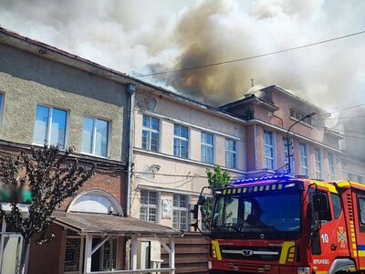Рятувальники показали фото масштабної пожежі у Сваляві (ФОТО)