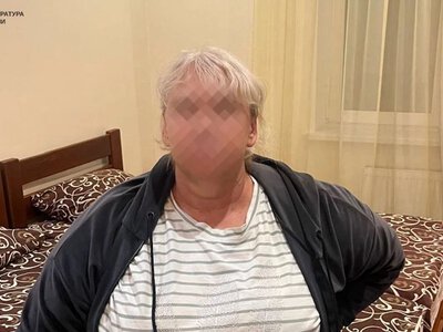 Змушувала доньку зніматися у відео для дорослих: підозрюють матір з Харківщині
