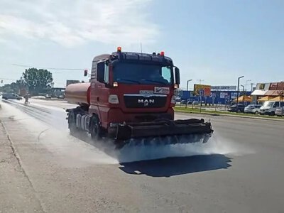 На Волині поливають дороги через спеку: що відомо