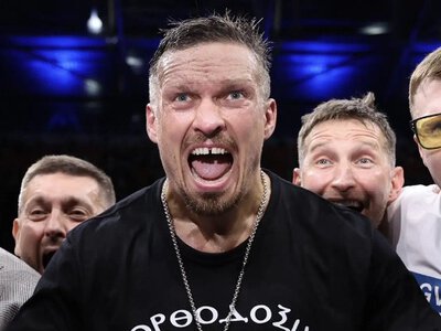 У Усика пояснили, навіщо чемпіон віддав усі свої пояси