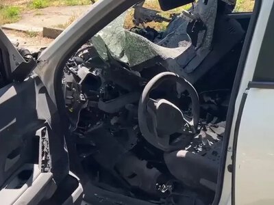 Росіяни дроном атакували авто в центрі Херсона: водій врятувався