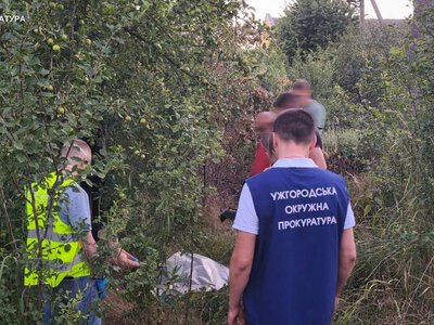 У Чопі на городі знайшли закопане тіло півторамісячної дитини: матір затримали (ФОТО, ВІДЕО)