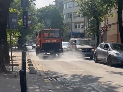 У Франківську поливають дороги через сильну спеку