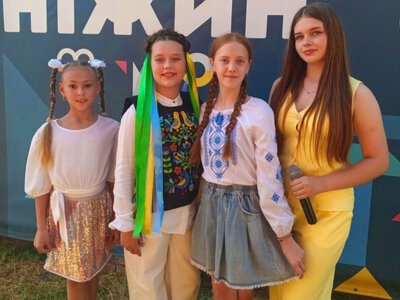  Юні зірки Ніжина запалили сцену на концерті до Дня Конституції України 
