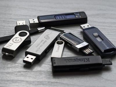 USB-флешку встромили в розетку через зарядку: що показав експеримент