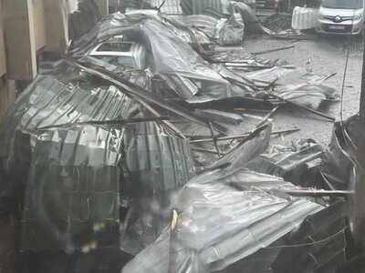 Град і шквальний вітер у Львові: буря пошкодила дах міськради 