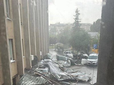 У Львові сильна злива з градом: зриває дахи та кондиціонери з будівель, падають дерева (відео)