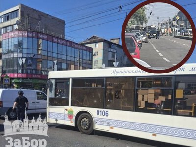 FPV-дрон атакував муніципальний автобус у центрі Запоріжжя: поранені четверо пасажирів (фото, відео)