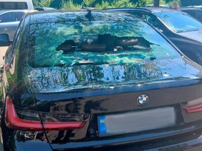 У Києві військовий у СЗЧ розбив вікна п’яти авто металевим прутом — поліція затримала порушника