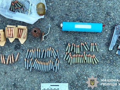 Поблизу Хмельницького під час перевірки автомобіля виявили зброю, гранату та понад сотню патронів