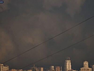 Негода накрила Київ: сильний вітер валить дерева, у частині районів зникло світло