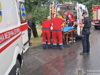 Семеро людей постраждали через влучання блискавки біля водойми на Волині. Серед них — діти