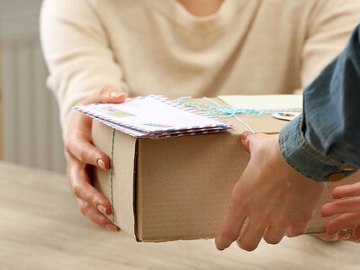 По 3 євро мита за кожен товар, навіть якщо це халва чи шкарпетки: з 1 липня діють нові правила для посилок з України в ЄС